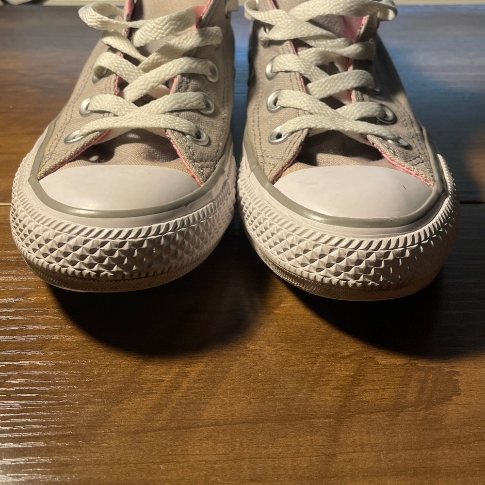 Converse Women’s Gray and Pink Sneakers